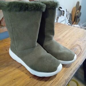 Sketchers On The Go City 2 Goga Mat Boots Size 9 Olive Green Faux Fur Lined